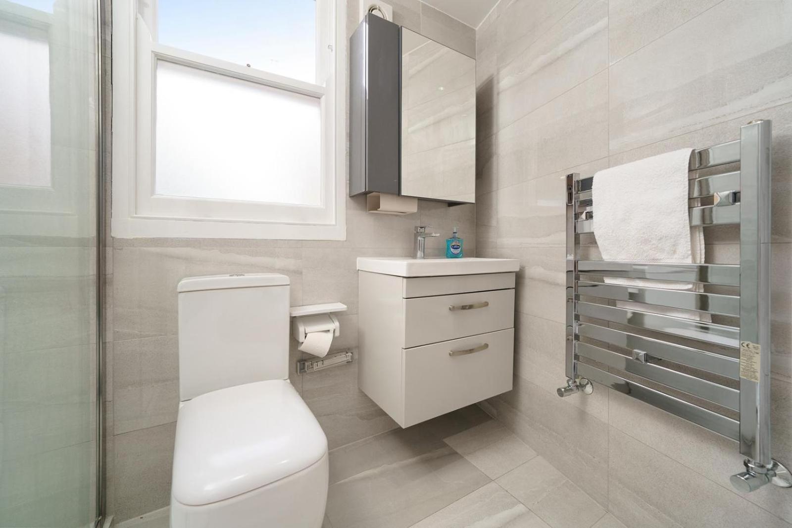 Stylish 2br Sleeps 6 *